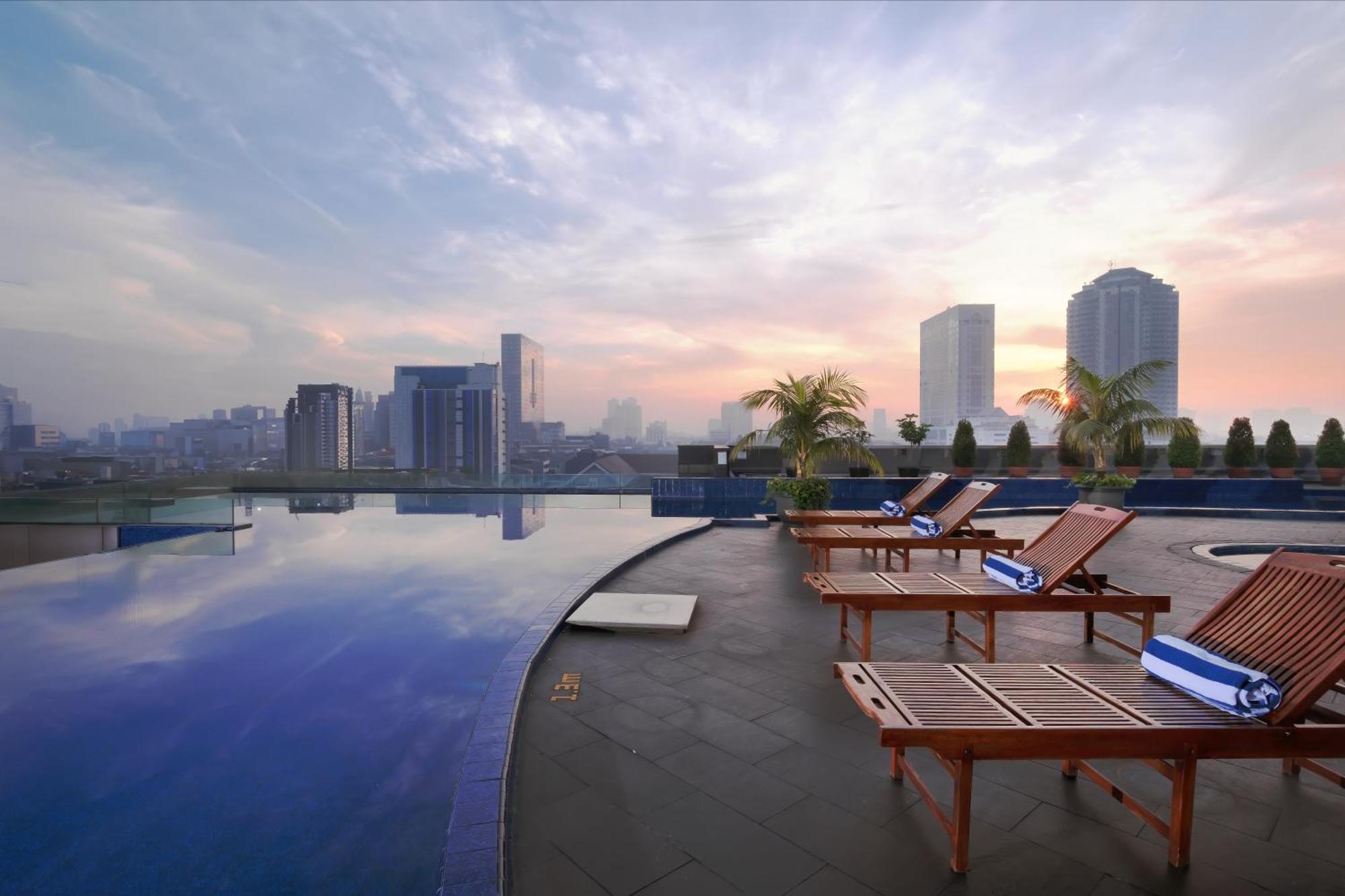Merlynn Park Hotel Jakarta Exterior foto